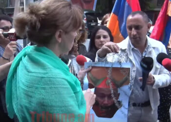 Գաղութի փշալար՝ Փաշինյանին. ինչ արեցին վարչապետի նկարը՝ ԱԱԾ-ի մոտ. տեսանյութ