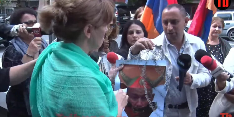 Գաղութի փշալար՝ Փաշինյանին. ինչ արեցին վարչապետի նկարը՝ ԱԱԾ-ի մոտ. տեսանյութ