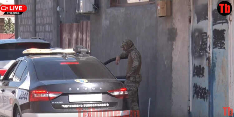 Դիմակավորված անձինք՝ Մհեր Ախտոյանի տան շուրջ. Մերձավանի սպանության վենդետայի վարկածը. տեսանյութ