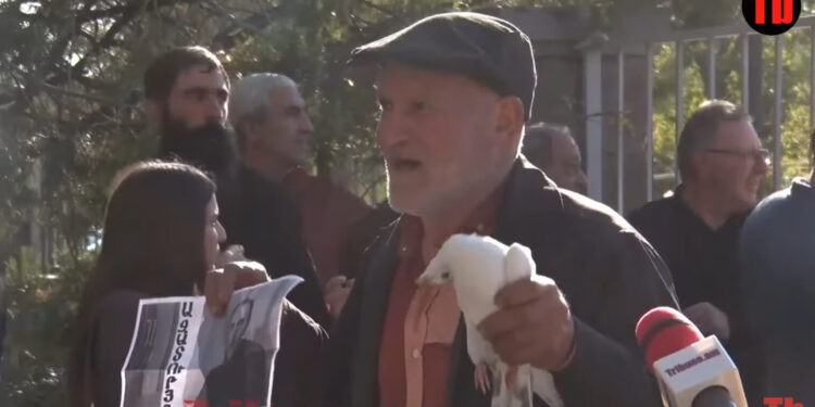 Թռի՜. Ինչ եղավ, երբ գյումրեցին դատարանի բակում աղավնի բաց թողեց՝ ի պատիվ սրբազանի. տեսանյութ