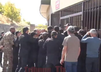 Քաշքշուկ ՊՆ շենքի մոտ․ «Տղուս Ադրբեջանից բեր՝ դուռը կբացեմ» ՊՆ-ի դիմաց իրավիճակը մնում է լարված. տեսանյութ