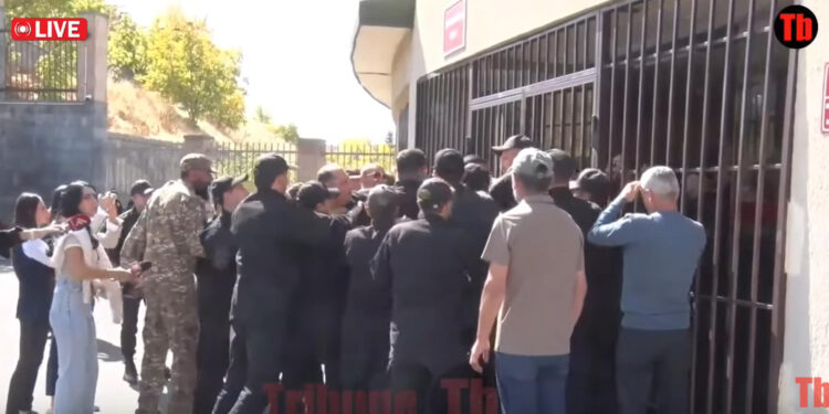 Քաշքշուկ ՊՆ շենքի մոտ․ «Տղուս Ադրբեջանից բեր՝ դուռը կբացեմ» ՊՆ-ի դիմաց իրավիճակը մնում է լարված. տեսանյութ