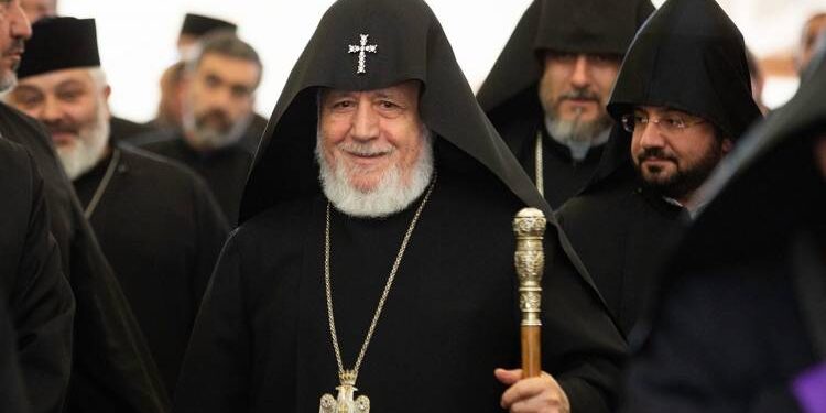 Փաշինյանը փոխել է եկեղեցու և Վեհափառի դեմ պայքարի մարտավարությունը․ «Հրապարակ»