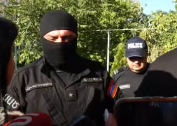 «Առաջնորդարան չեք կարող մտնել, նույն հավատքից ես էլ ունեմ, ուղղակի աշխատում ենք». ԱԱԾ աշխատակից