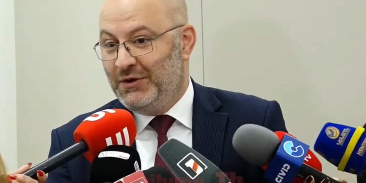 ՔՊ-ականի գյումրեցի զոքանչը, պարեկ ծեծող խորհրդականն ու Ղուկասյանին բռնելը. Առուշանյանի արձագանքը. տեսանյութ