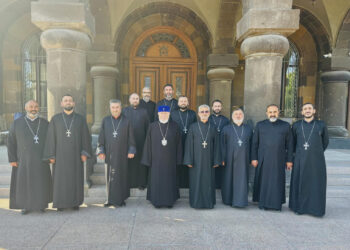 Գարեգին Բ-ն իր օրհնությունն ու քաջալերանքն է բերել Արագածոտնի թեմի քահանաներին, ովքեր նախօրեին բերման էին ենթարկվել