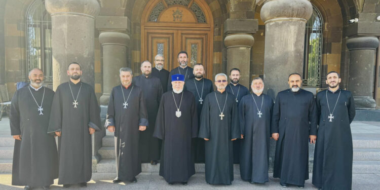 Գարեգին Բ-ն իր օրհնությունն ու քաջալերանքն է բերել Արագածոտնի թեմի քահանաներին, ովքեր նախօրեին բերման էին ենթարկվել