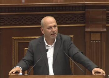 «Դադարեցրեք այդ խոսակցությունները, թե ինչ-որ մեկը վերցրեց ու Արցախը հանձնեց. բա եթե դա այդպես տալով և չտալով էր, բա ինչի թողեցիք, որ տա». Գեղամ Նազարյան