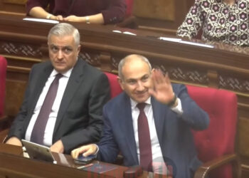 Փաշինյանը ձեռքով է անում. ժպիտներ ու ծափեր՝ ԱԺ-ում. տեսանյութ