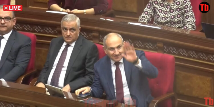 Փաշինյանը ձեռքով է անում. ժպիտներ ու ծափեր՝ ԱԺ-ում. տեսանյութ