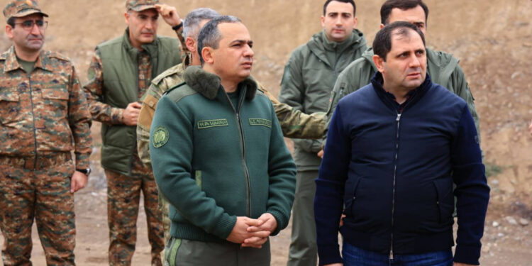 Պաշտպանության նախարարն ու ՔԿ նախագահը հարավարևելյան սահմանագոտում հետևել են ամրաշինական և ինժեներական աշխատանքների ընթացքին