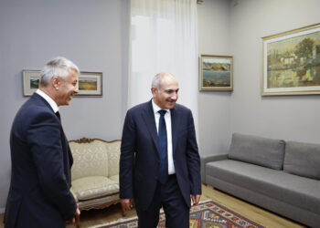 Փաշինյանն այցելել է Իտալիայում ՀՀ դեսպանություն, շրջել դեսպանությունում, շփվել աշխատակազմի հետ