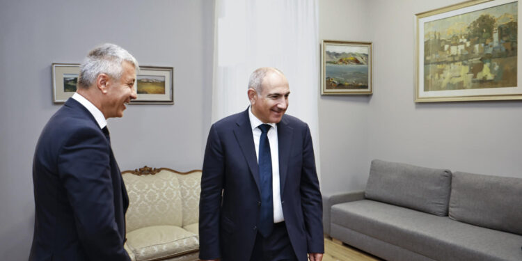 Փաշինյանն այցելել է Իտալիայում ՀՀ դեսպանություն, շրջել դեսպանությունում, շփվել աշխատակազմի հետ