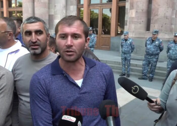 Երեխեքիս վեկալելու եմ, գամ ստեղ վրան խփեմ, թող Նիկոլ Փաշինյանը գա պահի էդ երեխեքին. վարորդ. տեսանյութ