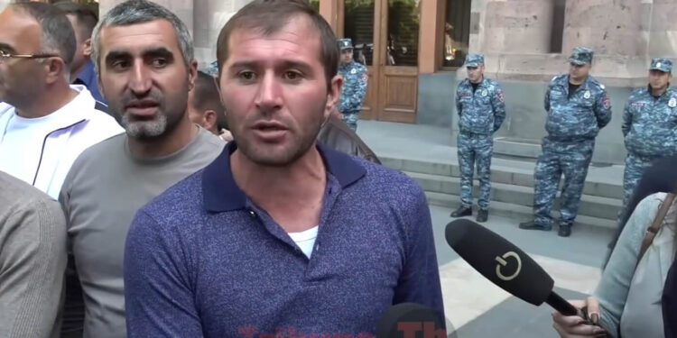 Երեխեքիս վեկալելու եմ, գամ ստեղ վրան խփեմ, թող Նիկոլ Փաշինյանը գա պահի էդ երեխեքին. վարորդ. տեսանյութ