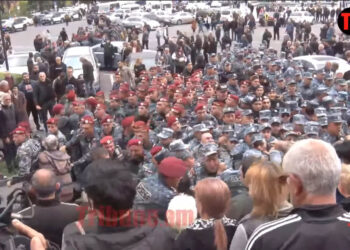 Կարմիր բերետավորները ոտքերի տակ են գցել կնոջը, բերման են ենթարկում քաղաքացիներին. բախում. տեսանյութ