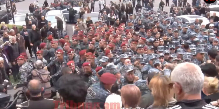 Կարմիր բերետավորները ոտքերի տակ են գցել կնոջը, բերման են ենթարկում քաղաքացիներին. բախում. տեսանյութ