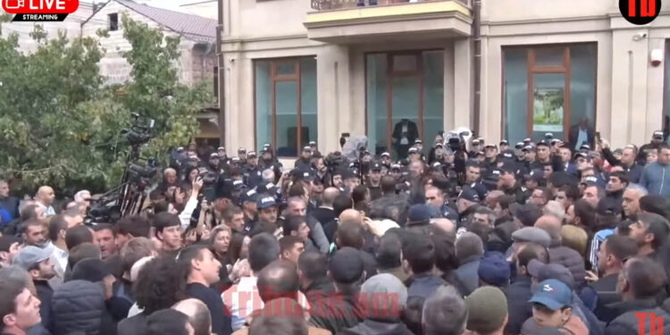 Բախումներ ԱԱԾ ջոկատայինների և գյումրեցիների միջև. տեսանյութ