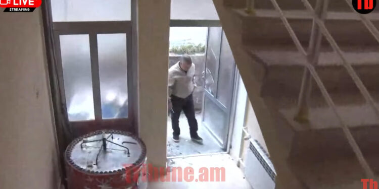 Ինչպե՞ս են կոտրել դուռն ու հանել Վարդան Ղուկասյանին պահեստային ելքով. տեսանյութ