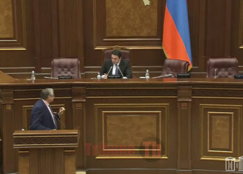 Մի´ գոռացեք, պարոն Խաչատրյան, գոհ եղեք, որ միկրոֆոնը չեմ անջատել. Սիմոնյանը` Խաչատրյանին. տեսանյութ