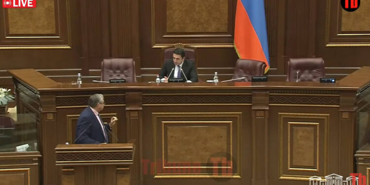 Մի´ գոռացեք, պարոն Խաչատրյան, գոհ եղեք, որ միկրոֆոնը չեմ անջատել. Սիմոնյանը` Խաչատրյանին. տեսանյութ