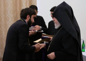 «Փաշինյանը օգտագործելով կարգազանց հոգևորականներին՝ պառակտում է Հայոց Եկեղեցին». Սուրենյանց