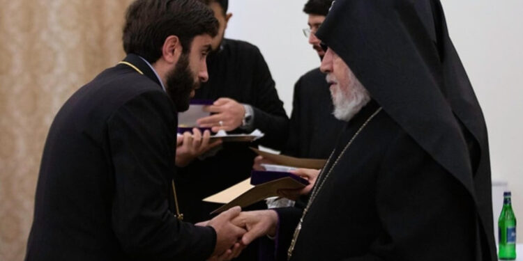 «Փաշինյանը օգտագործելով կարգազանց հոգևորականներին՝ պառակտում է Հայոց Եկեղեցին». Սուրենյանց