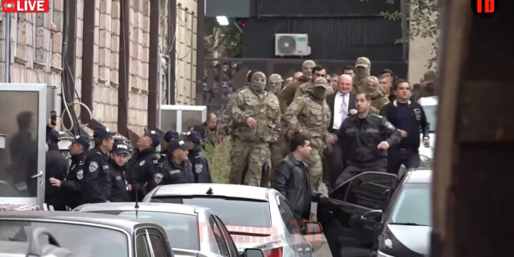 ԱԱԾ ուժերը, կոտրելով նկուղի դուռը, տանում են Գյումրու քաղաքապետ Վարդան Ղուկասյանին. տեսանյութ