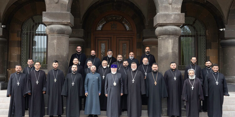 Վեհափառը Մայր Աթոռ Սուրբ Էջմիածնում հանդիպում է ունեցել Մասյացոտնի թեմի հոգևոր սպասավորների հետ