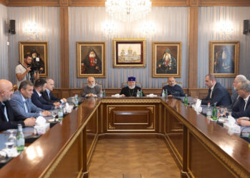 Վեհափառն Արցախի պաշտոնյաների հետ քննարկել է արցախցիների խնդիրների հաղթահարմանն ու պատшնդառվածների և ռազմագերիների ազատ արձակմանն առնչվող հարցեր