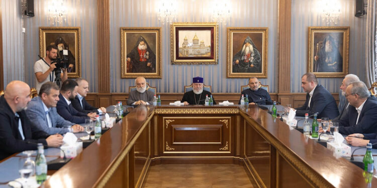 Վեհափառն Արցախի պաշտոնյաների հետ քննարկել է արցախցիների խնդիրների հաղթահարմանն ու պատшնդառվածների և ռազմագերիների ազատ արձակմանն առնչվող հարցեր