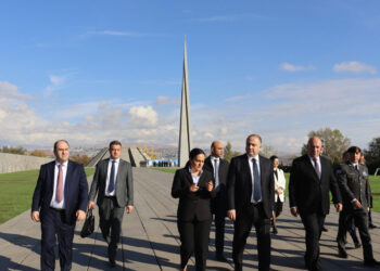 Վրաստանի պաշտպանության նախարարի գլխավորած պատվիրակությունն այցելել է Հայոց ցեղասպանության հուշահամալիր