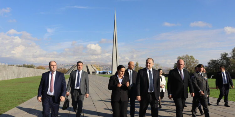 Վրաստանի պաշտպանության նախարարի գլխավորած պատվիրակությունն այցելել է Հայոց ցեղասպանության հուշահամալիր