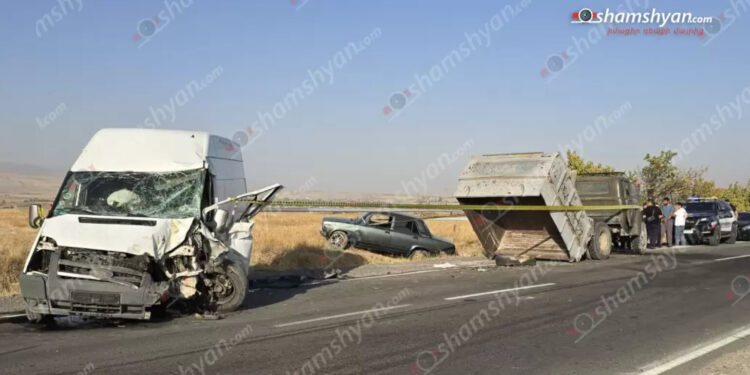 Աշտարակ-Եղվարդ ճանապարհին բախվել են «Ford Transit»-ը, «VAZ 2107»-ն ու բեռնատարը. կան տուժածներ