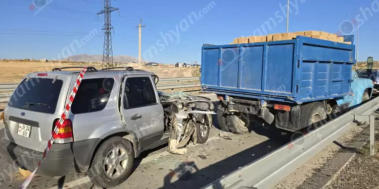 Գյումրու ավագանու ՔՊ խմբակցության ղեկավար Սարիկ Մինասյանի ծնողները «Ford»-ով բախվել են քարով բարձված բեռնատարին