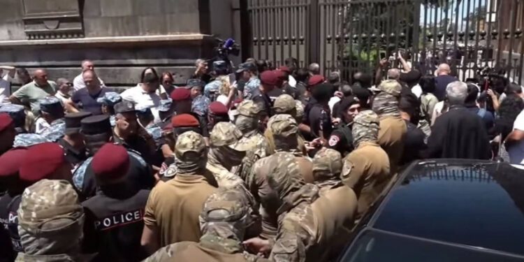 «Աղոթքի նախաճաշի» մասնակիցները կոչ են անում Հայաստանի իշխանություններին ազատ արձակել Հայ Առաքելական եկեղեցու կալանավորված քահանաներին