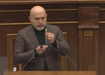 Աշոտյանն ԱԺ-ում մոմ վառեց. տեսանյութ