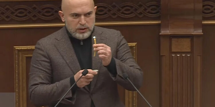 Աշոտյանն ԱԺ-ում մոմ վառեց. տեսանյութ