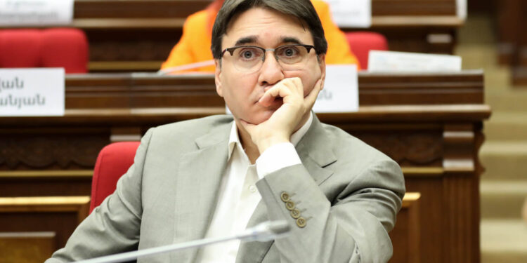 «Հայաստանը պետք է կամուրջ դառնա տարբեր ուժային կենտրոնների՝ Ռուսաստանի, Իրանի, Հնդկաստանի, Արևմուտքի միջև, և օգտագործի իր աշխարհագրությունը որպես ռազմավարական առավելության գործոն». Արմեն Գևորգյան