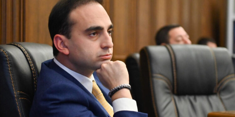 Ավինյանը սկսել է «խաղեր տալ» ընդդիմադիրների հետ. «Իրավունք»