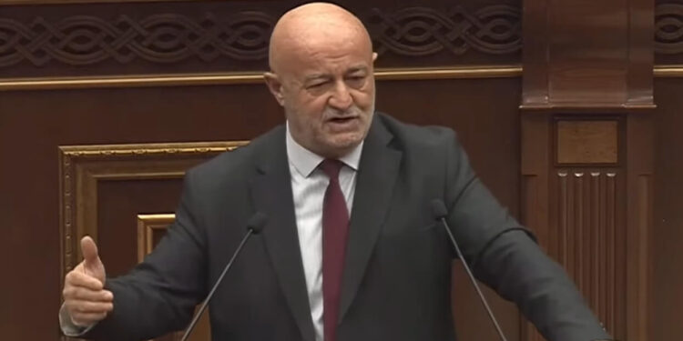 Թաքուն խոսում էի, հիմա սաղ աշխարհը խոսում է, ես չխոսե՞մ. Աղազարյանի միկրոֆոնն անջատեց ԱԺ նախագահը. տեսանյութ