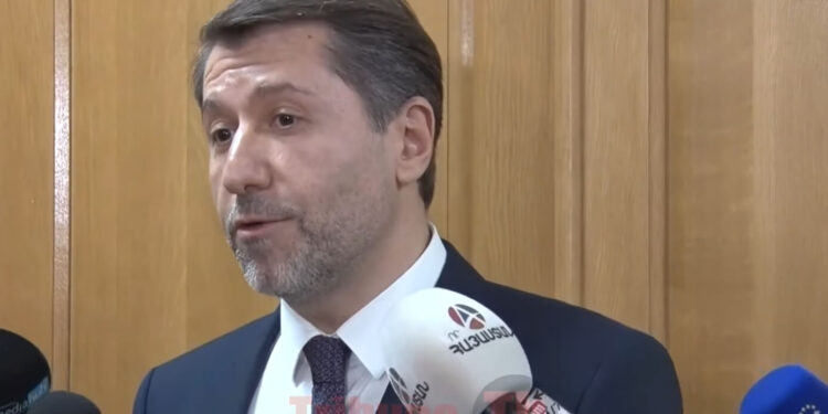 Կհեռանամ սկանդալով. Կարեն Անդրեասյանը պնդում է, որ Փաշինյանի նկարը էլ չկա գլխավերևում. տեսանյութ