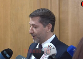 Ագրեսիվ մի թափահարեք երկու միկրաֆոնով. Կարեն Անդրեասյանը՝ լրագրողին. տեսանյութ