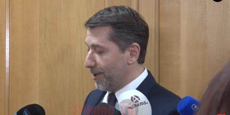 Ագրեսիվ մի թափահարեք երկու միկրաֆոնով. Կարեն Անդրեասյանը՝ լրագրողին. տեսանյութ