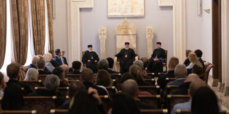 Կաթողիկոսը պատասխանել է «Աղոթքի նախաճաշ» նախաձեռնության մասնակիցների՝ Եկեղեցու և իշխանության միջև ստեղծված լարվածությանը և հակաեկեղեցական գործողություններին վերաբերող հարցերին