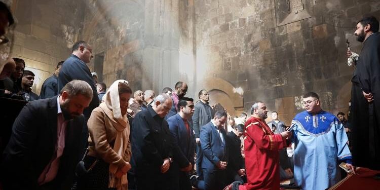 Փաշինյանը փորձում է քայլ առ քայլ հոգևորականներ պոկել Մայր Աթոռից և դարձնել իր «կրոնի» հետևորդ․ «Հրապարակ»