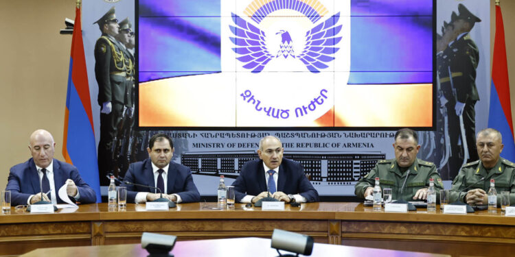 Փաշինյանը հանդիպել է  ԶՈՒ ղեկավար կազմի օպերատիվ հավաքի մասնակիցների հետ