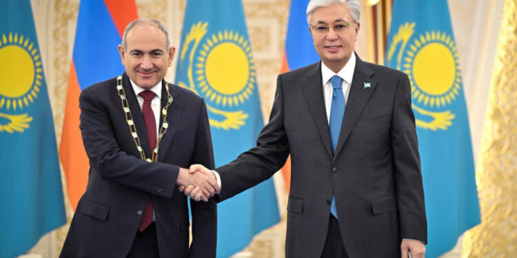 Ղազախները Նիկոլ Փաշինյանին ճանաչում են որպես ազգային առաջնորդ, որը նոր կյանք է տվել Հայաստանին. Տոկաևը Փաշինյանին պարգևատրել է «Ոսկե արծիվ» շքանշանով