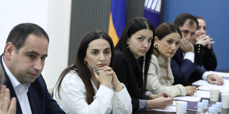 ՔՊ-ական կանայք «կռիշ են» ման գալիս, որպեսզի ստանան շեֆի դաբրոն. «Իրավունք»