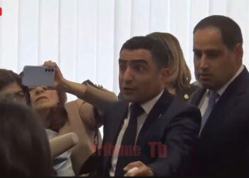 Ոստիկա՛ն կանչեք. լարված իրավիճակ. Ռոմանոս Պետրոսյանը հունից դուրս եկավ. տեսանյութ